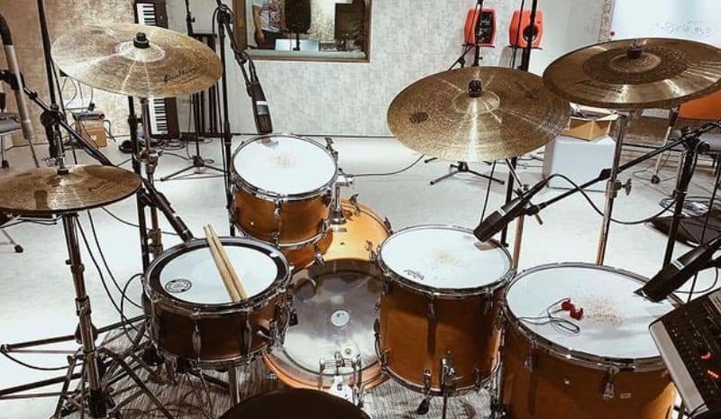 Drum set with copper cymbals