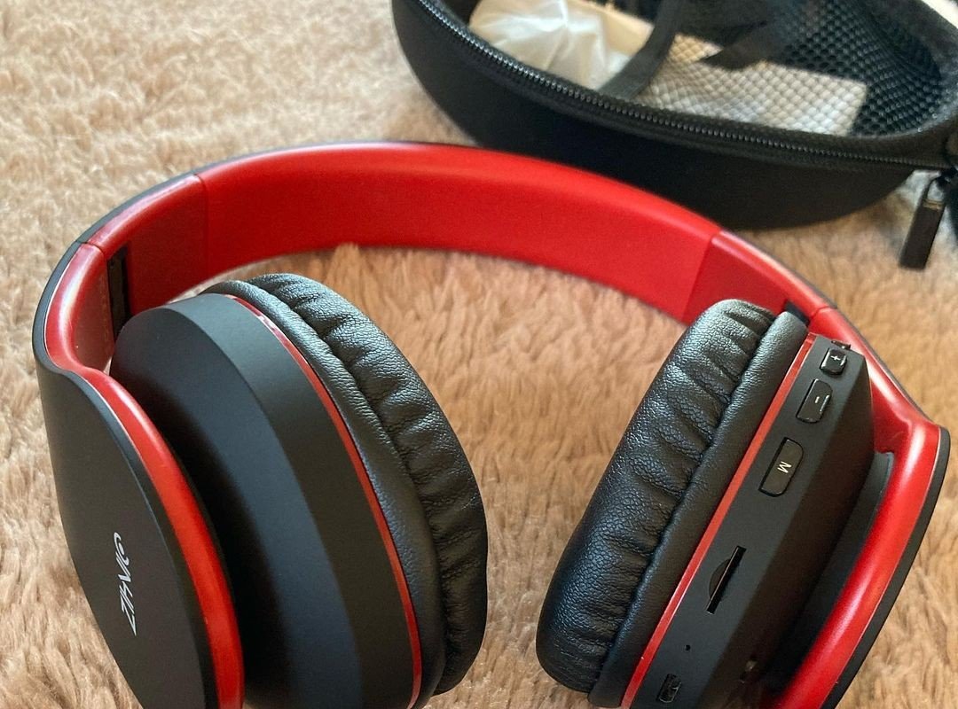 ZIHNIC Over-Ear Headphones lying on the table